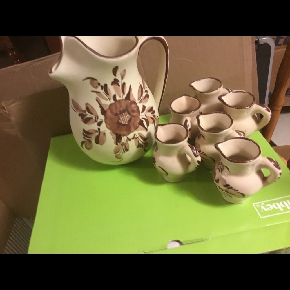Pitcher with 6 small milk jugs
